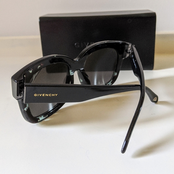 GIVENCHY Oversized Black Sunglasses - Picture 5 of 10
